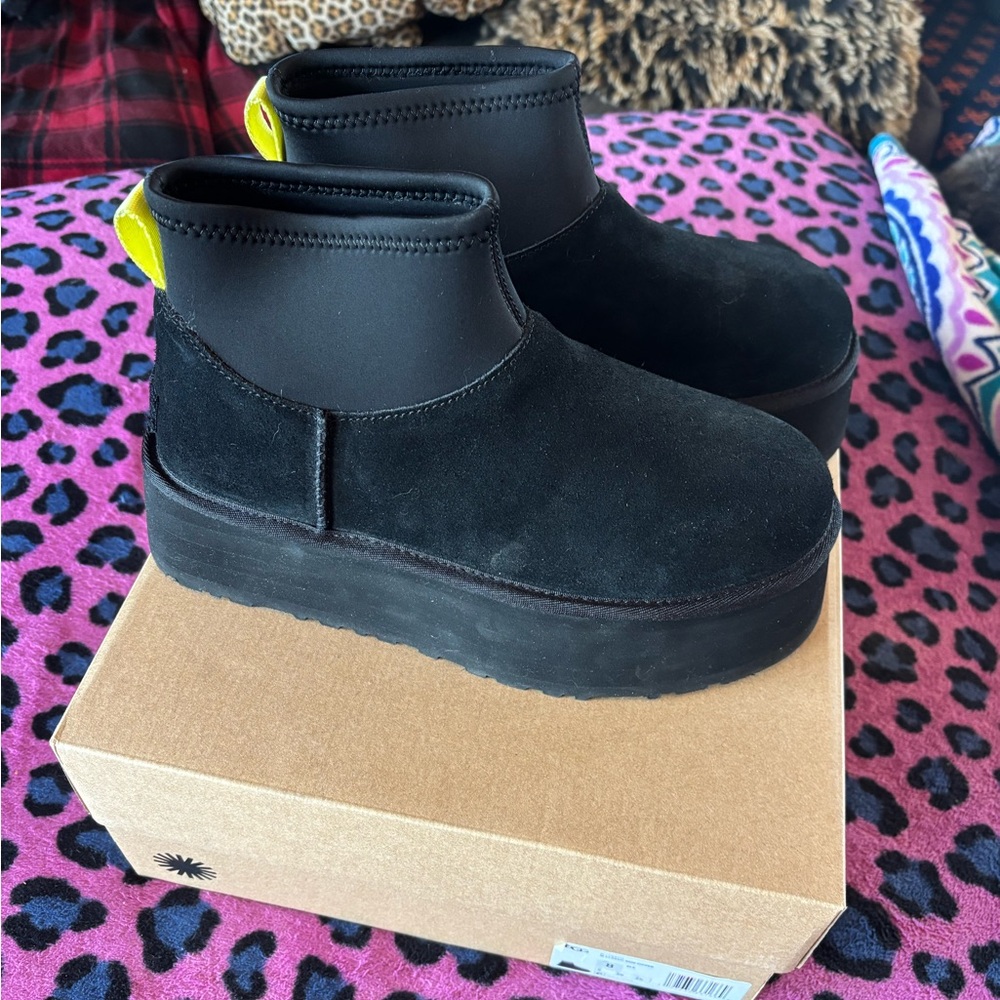 Ugg Classic Mini Dipper Platform Women’s Boots Black.
